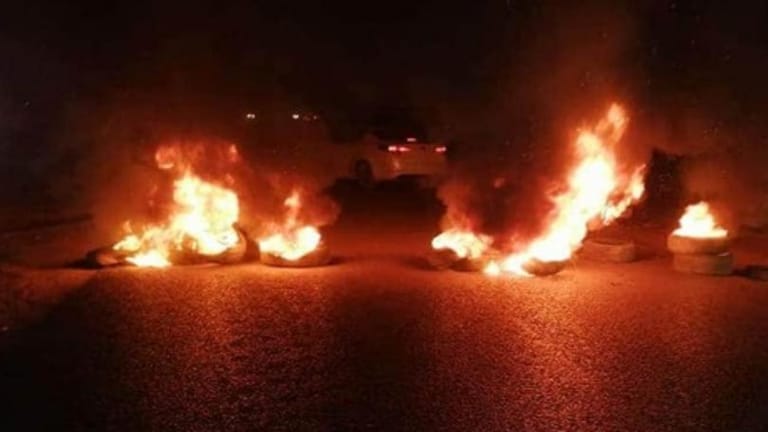 الوكالة الوطنية: قطع المسلك الشرقي لأوتوستراد جبيل بالإطارات المشتعلة وتحويل السير إلى الطريق البحرية