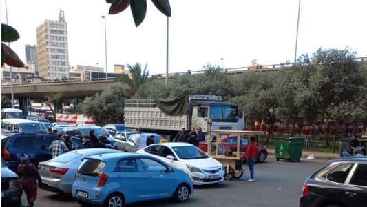 بالصورة: قطع الطريق عند مستديرة الكولا