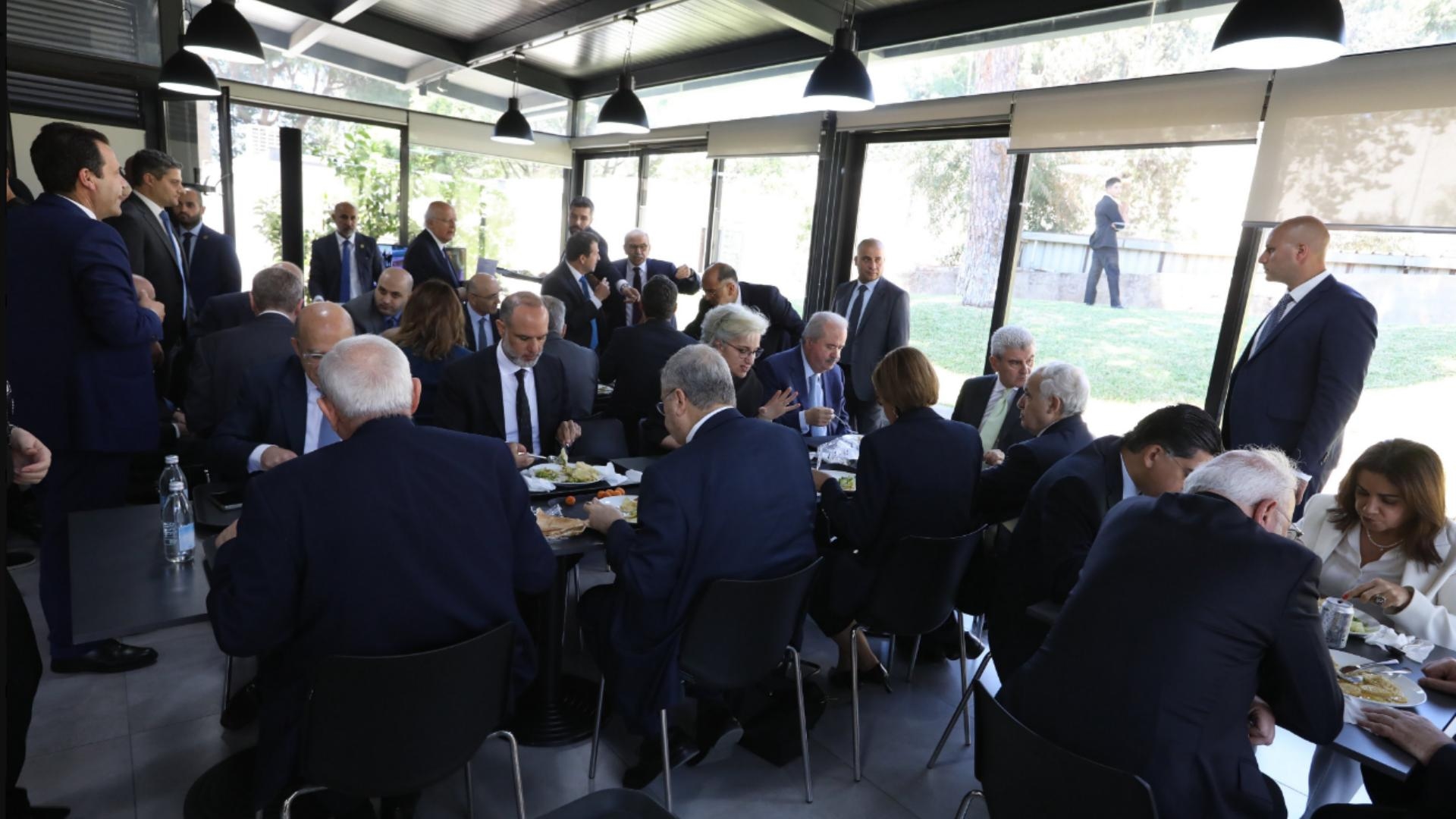 بالصّور: الرّئيسان والوزراء في الـ Canteen!