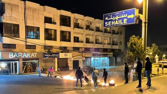 Photo: Protesters block Sehaileh road with burning tires