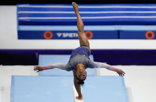 Simone Biles leads US women to 7th straight world gymnastics team title