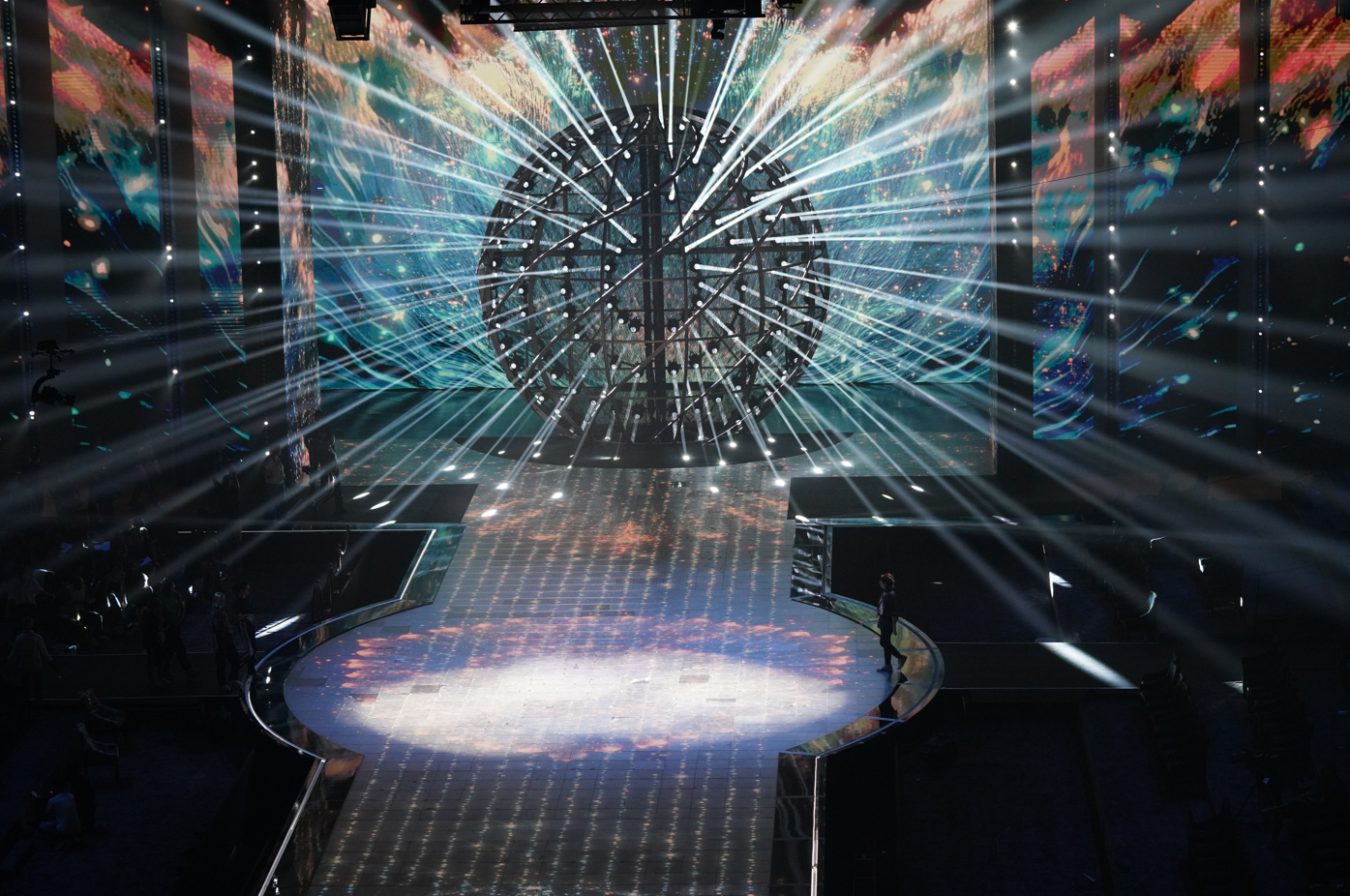 جيلبير حداد... مصمّم الحفلات الذي أضفى سحرًا على عرض إيلي صعب في الرياض