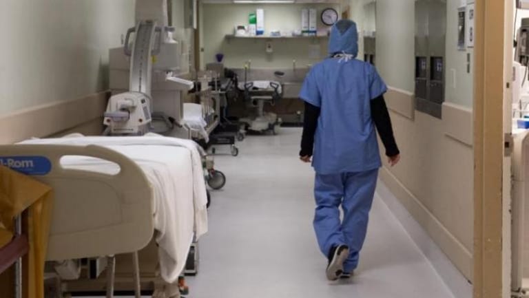 "كورونا" يتغلغل بيننا: الإصابات إلى ارتفاع والأسرّة "فوّلِت" مجدّداً!