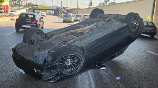 Photo: A car overturned on the President Lahoud Highway heading towards the Karantina Bridge, causing heavy traffic in the area