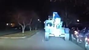 بالفيديو: مطاردة غريبة... طفلٌ يقود شاحنة مسروقة!