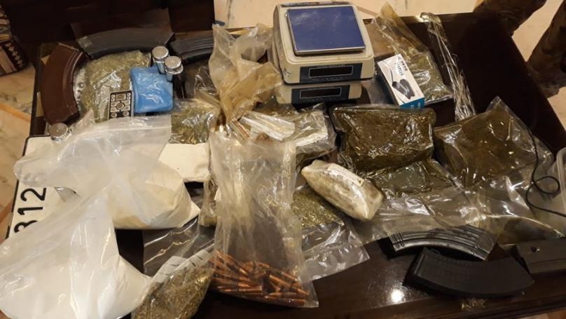 بالصّور: دهم منزل مطلوب.. وهذا ما تمّ ضبطه!