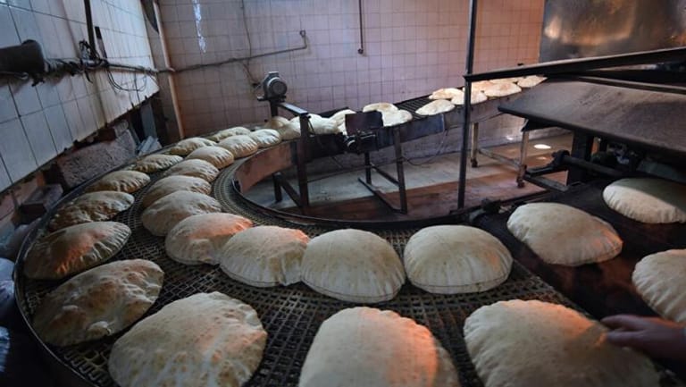 هل يتخطّى سعر ربطة الخبز الـ٣٠٠٠ ليرة؟