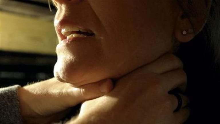 رفضت إجهاض الجنين.. فقام بخنقها وقتلها