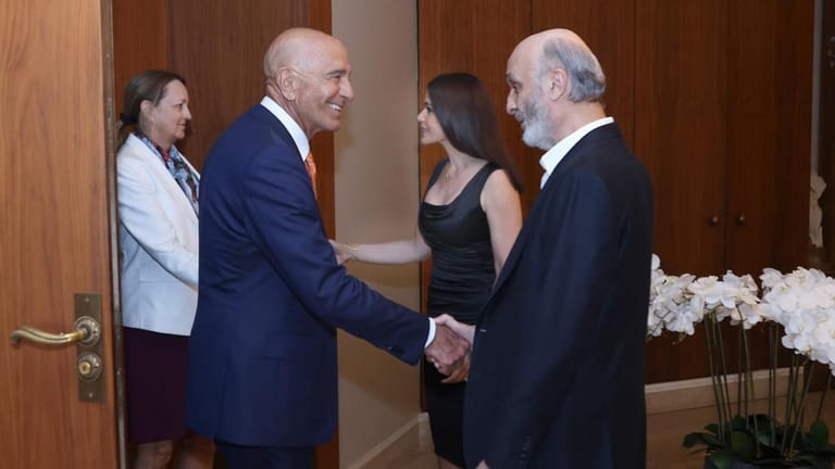 Geagea Hosts Barrack for Talks in Maarab
