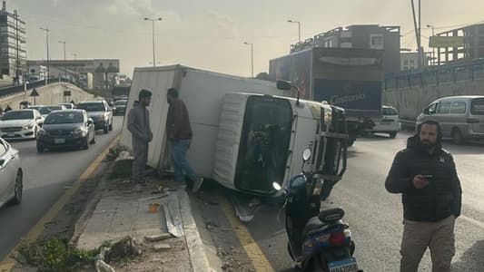 التحكم المروري: تصادم بين سيارة وبيك أب وانقلاب الأخير على أوتوستراد المدينة الرياضية باتجاه المطار وحركة المرور كثيفة في المحلّة