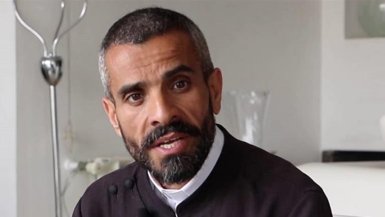 الأب مجدي العلاوي يُعلن إقفال مراكزه