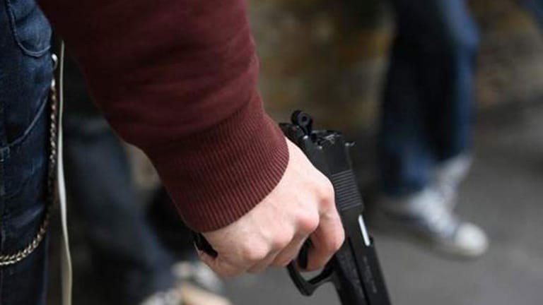 مشهد مأساوي... شاب ينهي حياته داخل سيارته