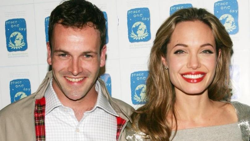 بالصورة: أنجلينا جولي تدخل منزل زوجها السابق وفي يدها زجاجة نبيذ!