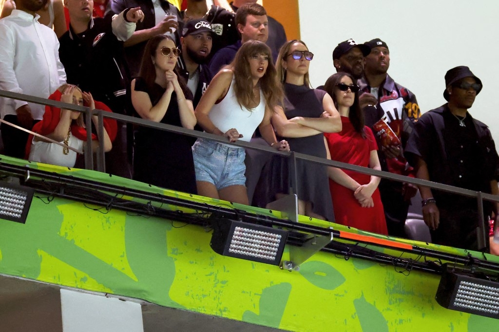 أبرز لقطات ومفاجآت النجوم في Super Bowl 2025.. تايلور سويفت تتلقى صافرات الاستهجان وتألق كندريك لامار