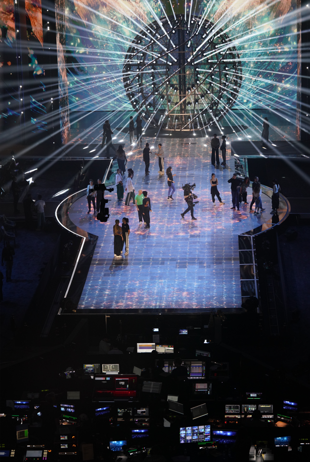 جيلبير حداد... مصمّم الحفلات الذي أضفى سحرًا على عرض إيلي صعب في الرياض