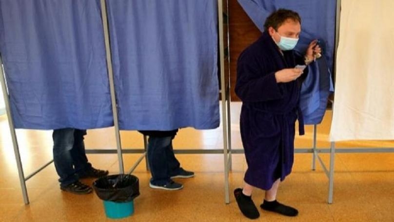 بالصور: ناخب فرنسي من "الحمام" إلى مركز الاقتراع!