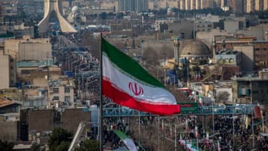 "وول ستريت جورنال" نقلًا عن مسؤولين أميركيّين وعرب: لاريجاني يسعى لاستئناف المحادثات النوويّة مع واشنطن