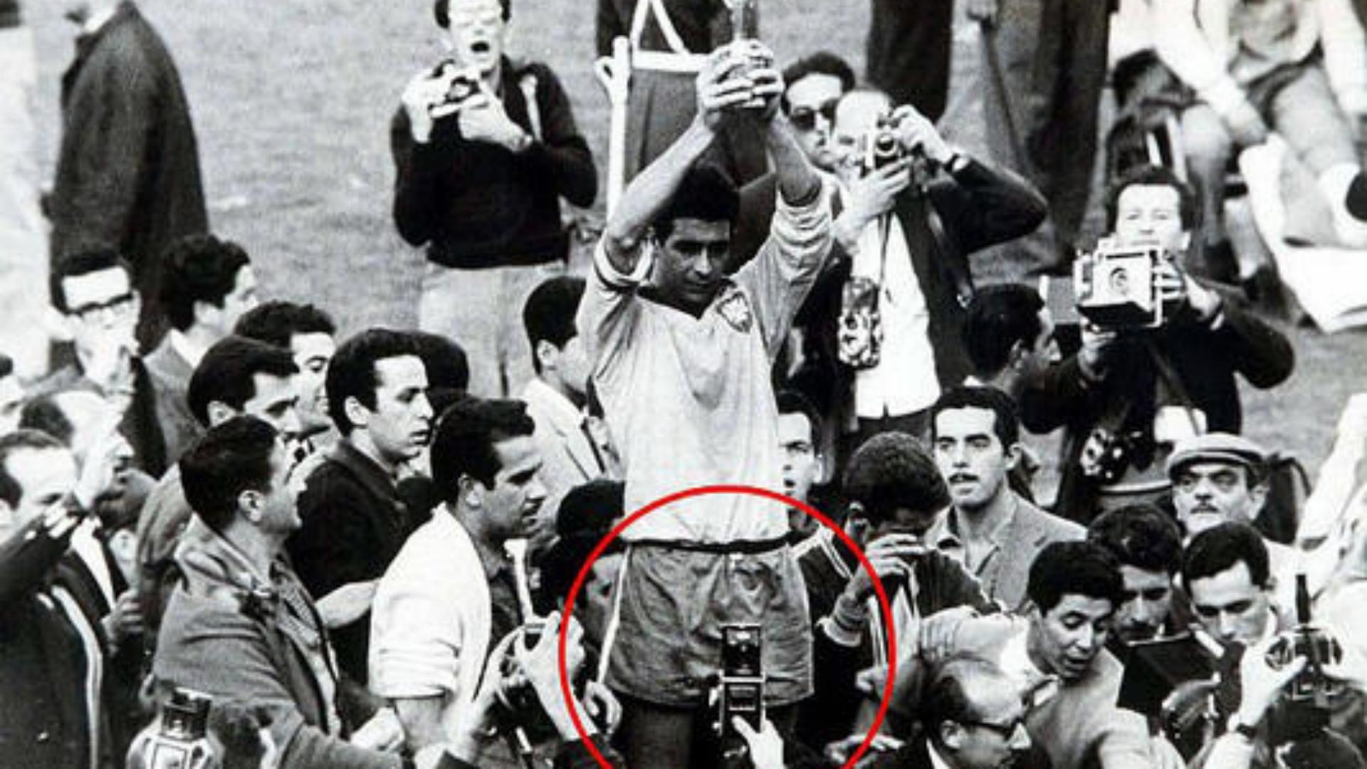 صورة من كأس العالم 1962 تثير جدلًا واسعًا... ما القصّة؟