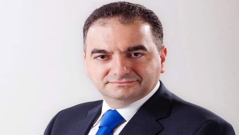 صفير يُحذّر من "السقوط مجدداً في حفرة أعمق"