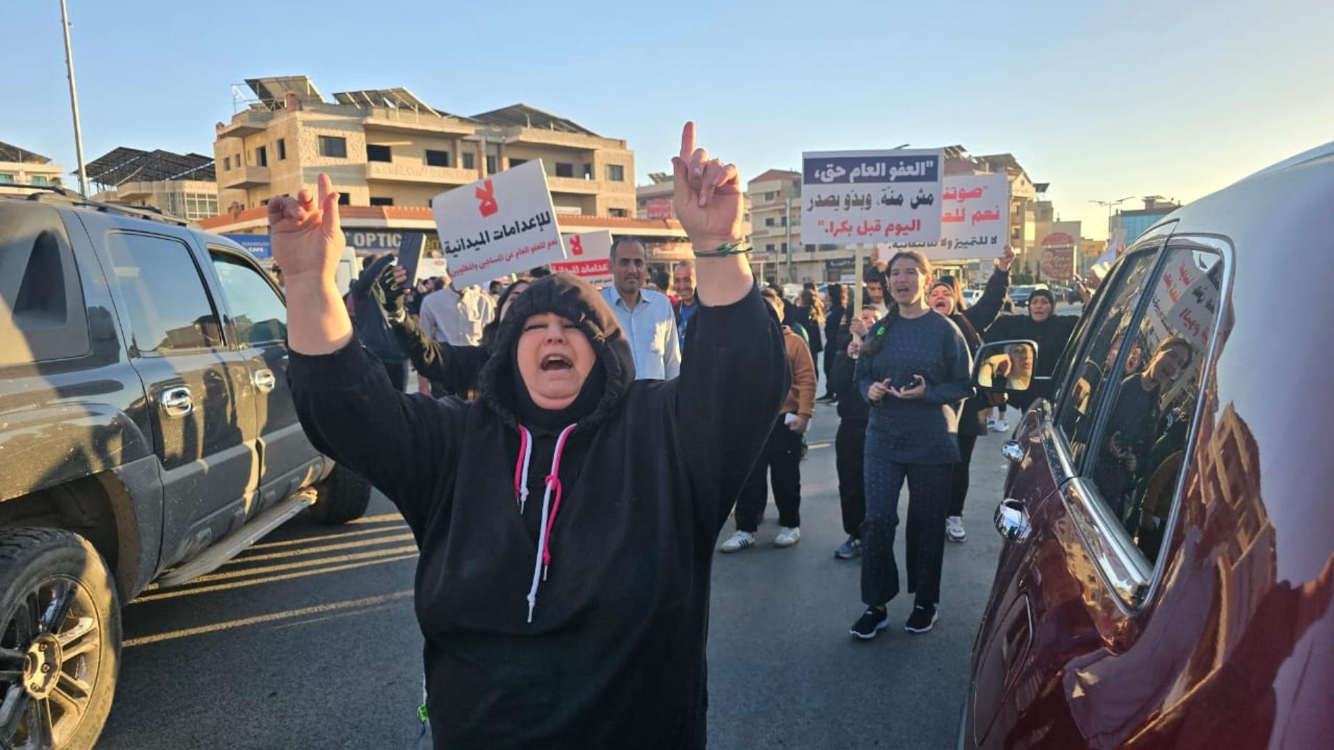 بالصور: اعتصام لأهالي السجناء في دورس للمطالبة بالعفو العام