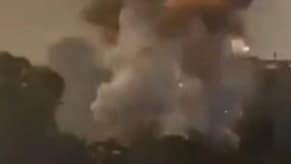 بالفيديو: لحظة انفجار مصنع للألعاب النارية
