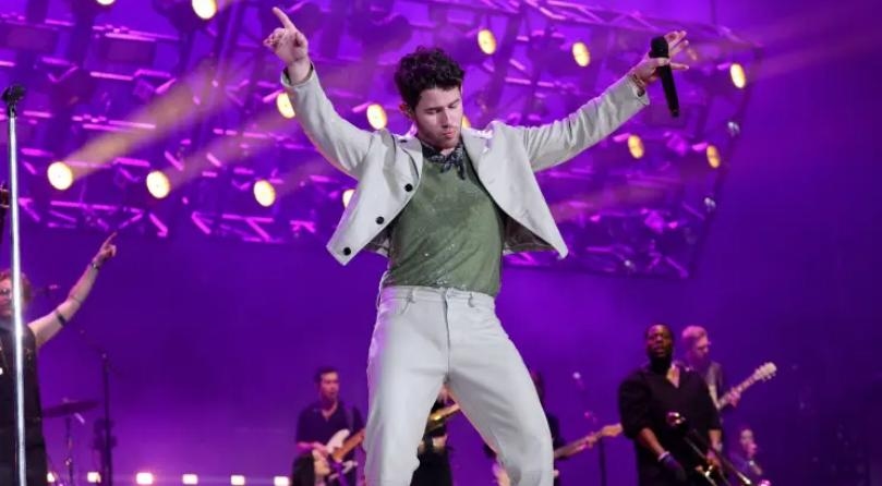 Nick Jonas falls off stage during New York concert