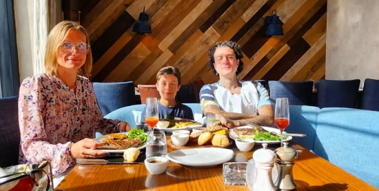 أحمد الفيشاوي في صورٍ جديدة مع ابنه: "العائلة تأتي أولاً"