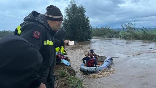 بالصّور: إنقاذ ٧ أشخاص من منزلهم بعد أن اجتاحته مياه النهر
