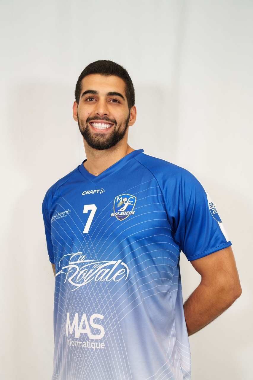 علي قبيسي لاعب كرة اليد يتوج بلقب الدوري الفرنسي للدرجة الثالثة
