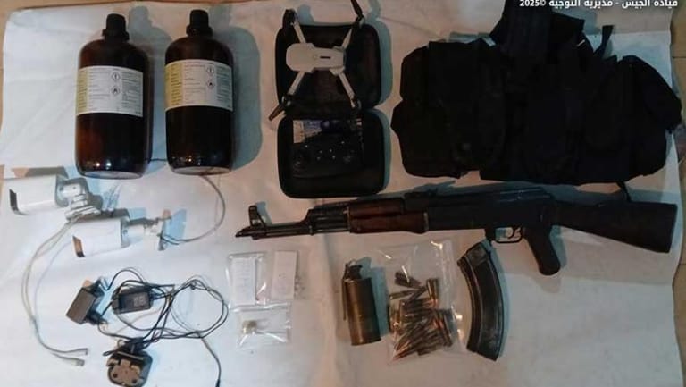 بالصور: أسلحة وذخائر ومخدّرات... سلسلة مداهمات للجيش