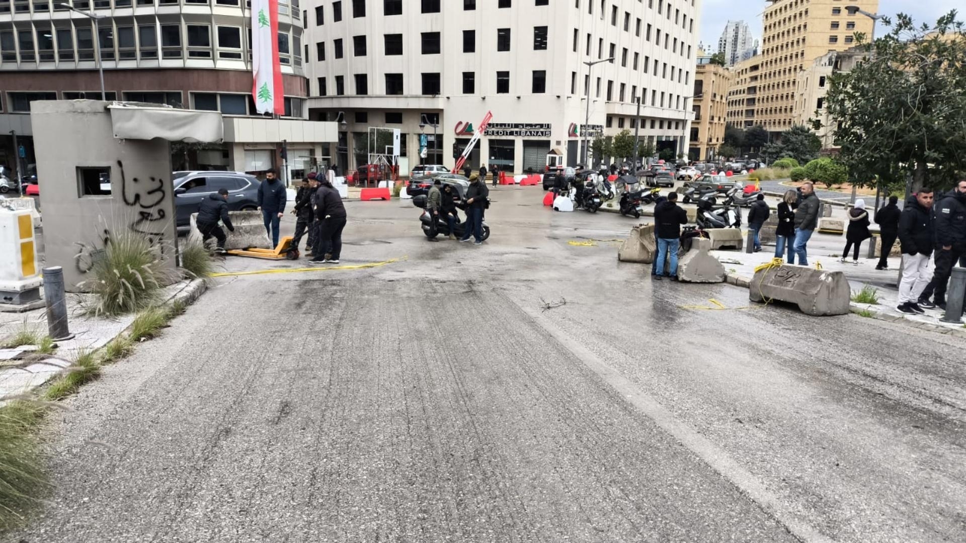 Photos: 'Bye-Bye' to the Barriers at the Government Palace