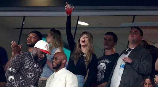 Taylor Swift's NFL era: Pop star again watches Chiefs, Kelce amid