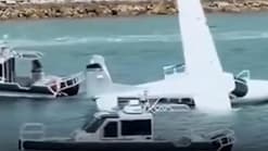 بالفيديو: طائرة على مسطح مائي