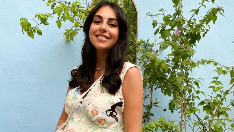 بالصورة: فاليري أبو شقرا في ظهورها الثاني مع طفلتيها التوأم