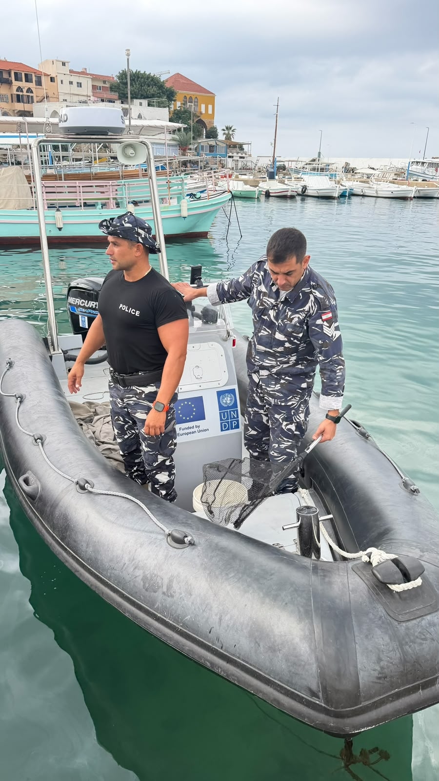 بالصّور: بعد مطاردة بحرية... توقيف صيّاد مُخالف!