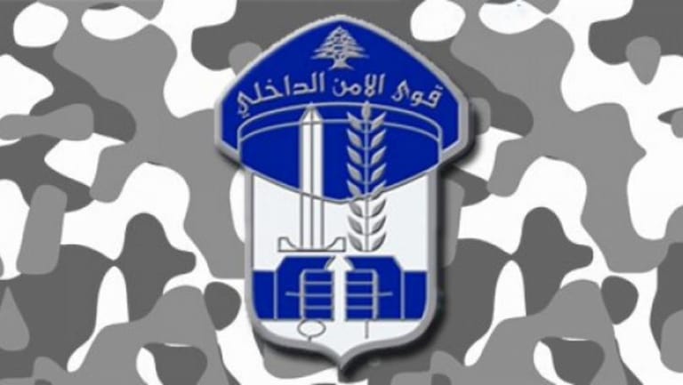 عناصر قوى الأمن يتقدمون باتجاه المتظاهرين في طرابلس لتفريقهم وإطلاق المزيد من القنابل المسيلة للدموع في هذه الأثناء