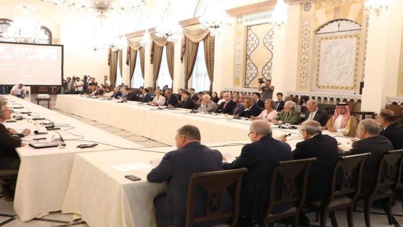 طاولة مستديرة في السراي... ومناقشة لمشروع الدعم الطارئ لإعادة الإعمار