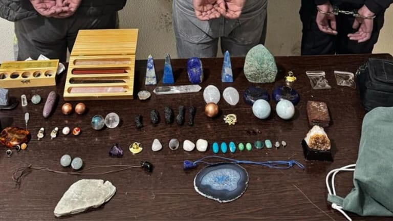 بالصور: سرقوا أحجاراً كريمة... ومكمن محكم يوقع بهم!