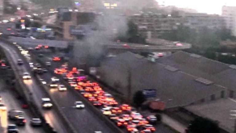 قطع المسلك الغربي لأوتوستراد زوق مصبح بالإطارات المشتعلة