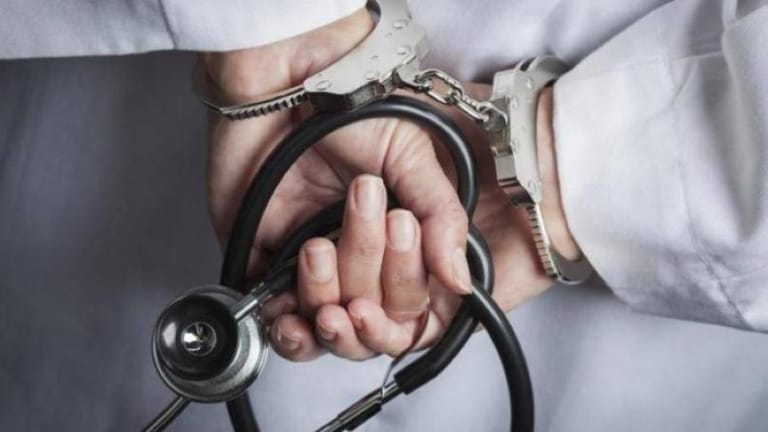 طبيبٌ تحرّش بممرّضة: كنتُ أمزح!