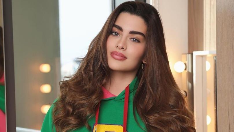 روان بن حسين تثير الجدل بصورتها مع قريب بشار الأسد