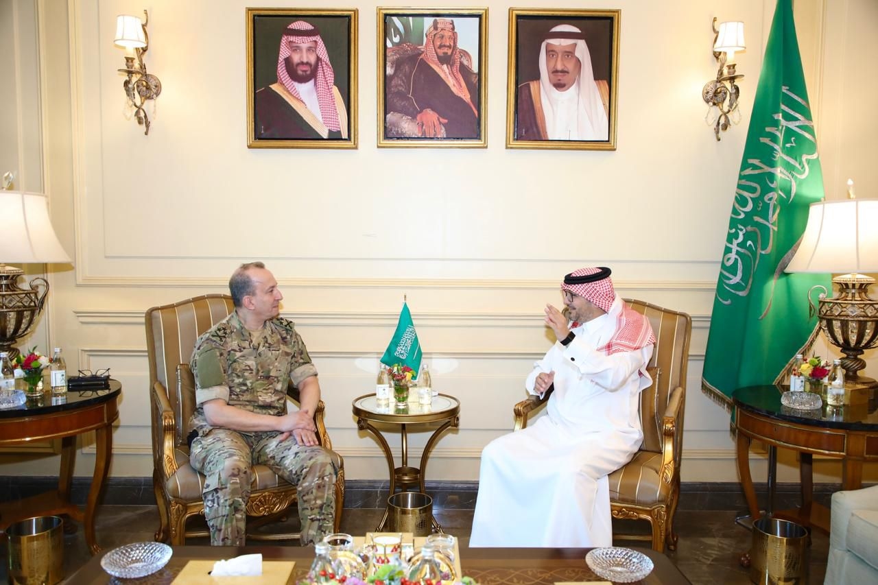 السفير السعودي استقبل قائد الجيش... وبحث في الإجراءات جنوباً