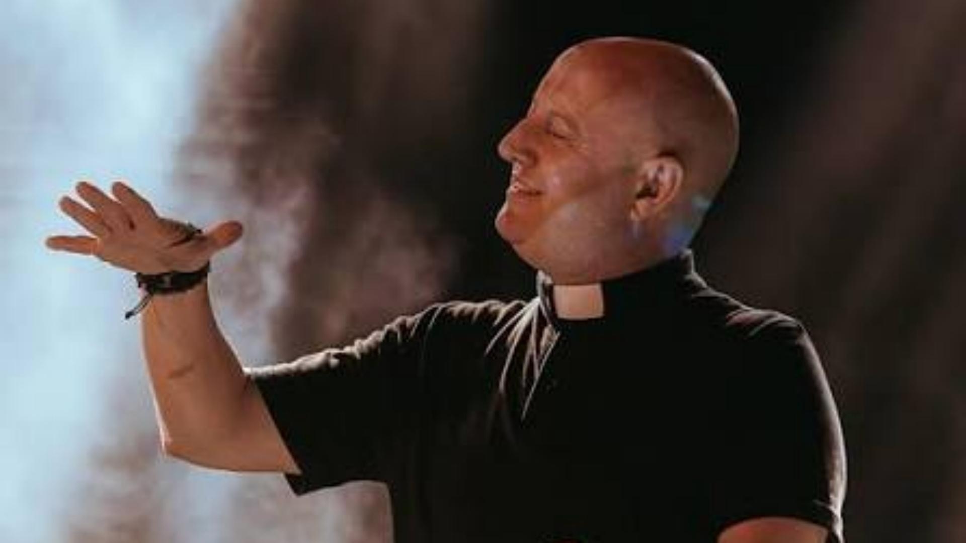 الكاهن و"راجموه": هذه ليست المسيحيّة…