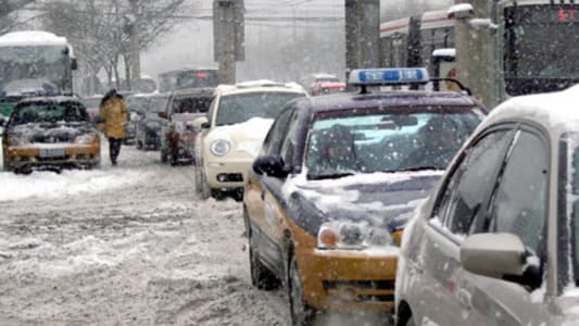 Heavy snow disrupts road, air traffic in Beijing, northern China