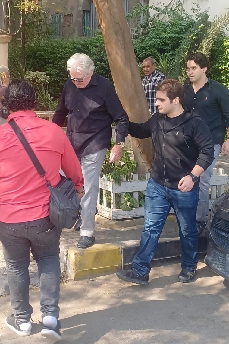 بالصور: ظهور مؤثر لحسين فهمي في جنازة شقيقه