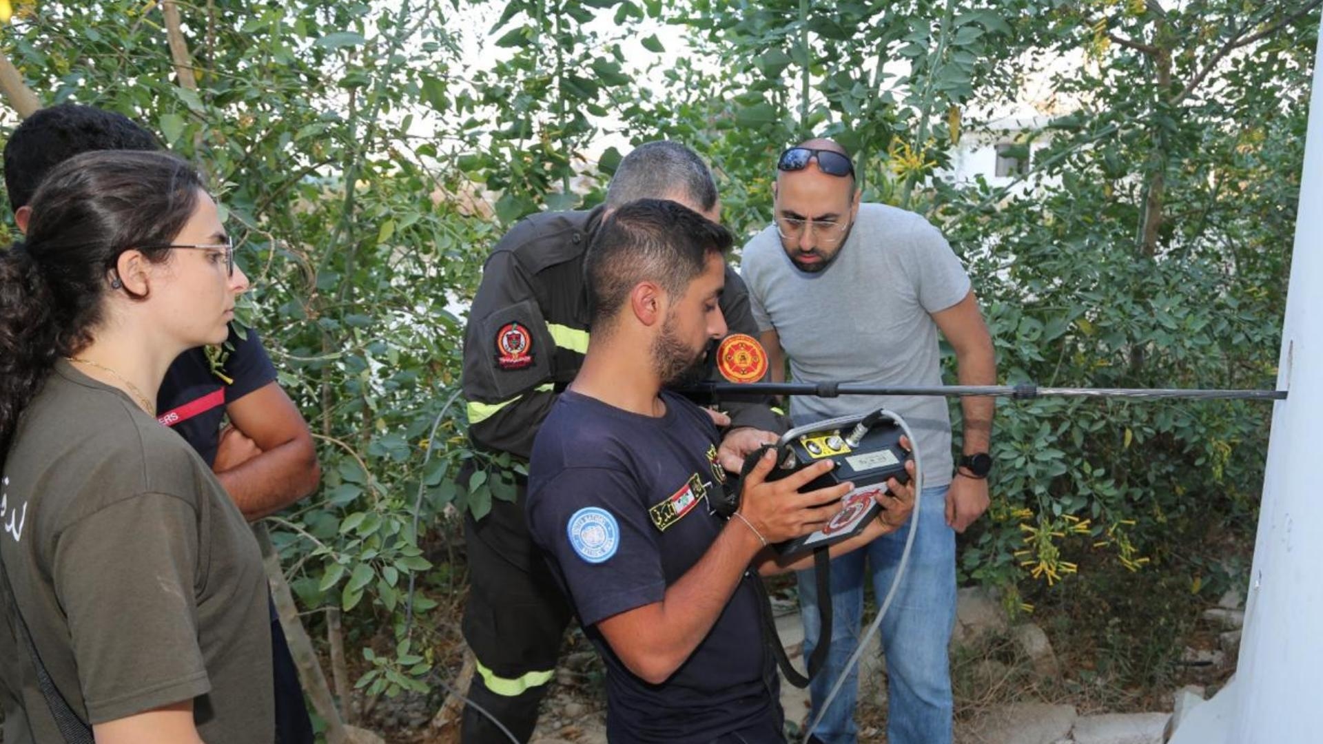 بالصور: مهمة نوعية للدفاع المدني في حرم إهراءات مرفأ بيروت