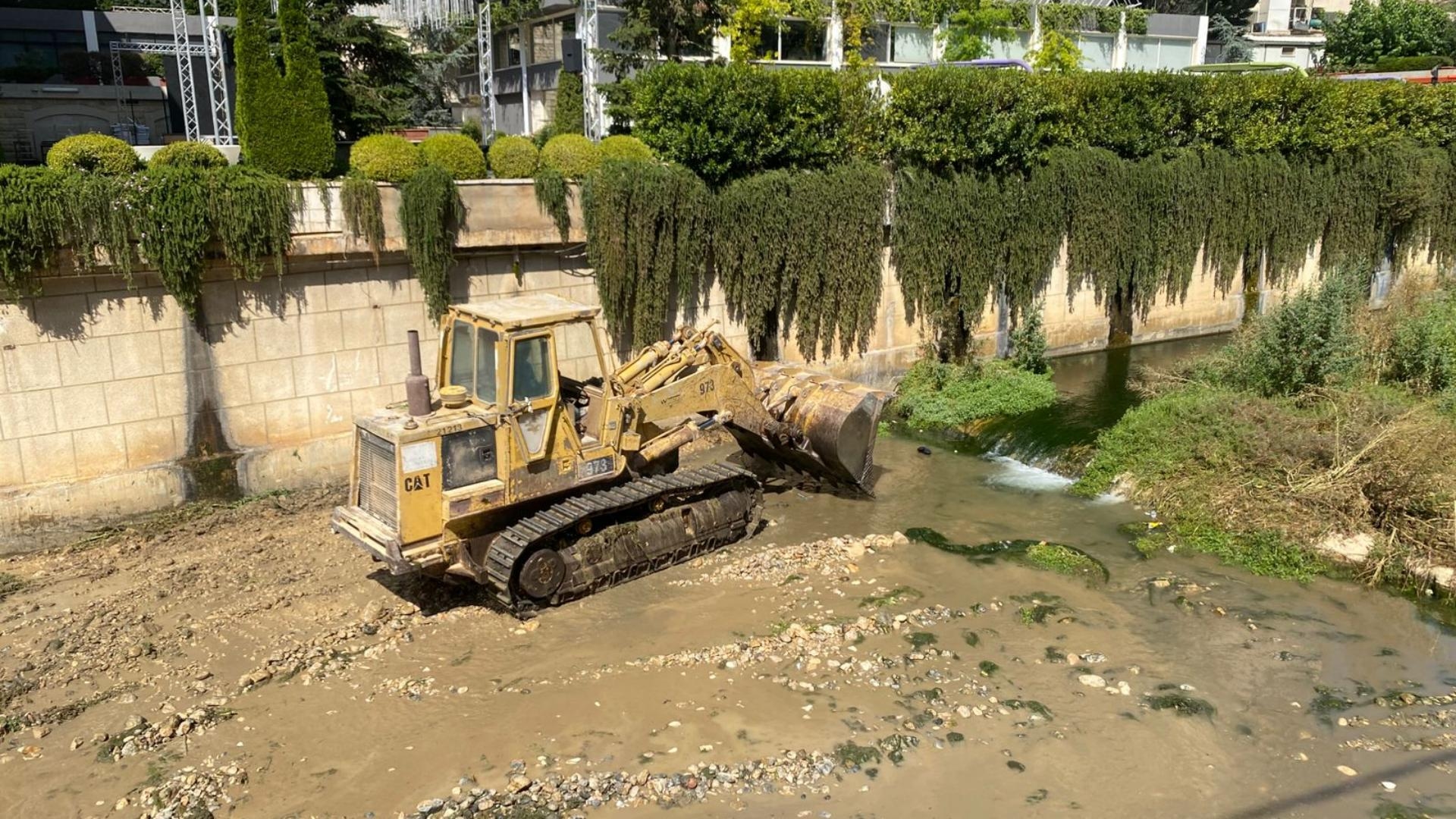 اسطفان يطلق حملة تنظيف نهر البردوني