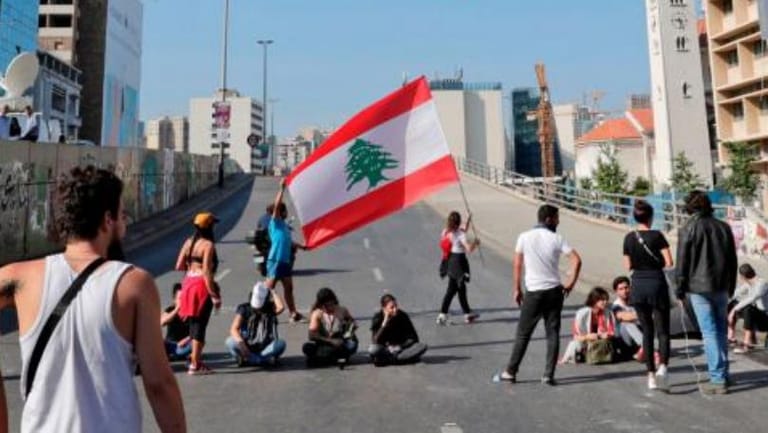 "السلطة" تتظاهر ضدّ نفسها: أنا الجلاد والضحية