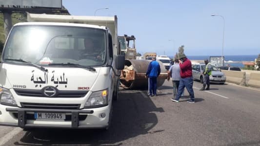 بلدية الجية باشرت تزفيت الحفر على الاوتوسراد الساحلي