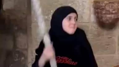 بالفيديو: فتاة مسلمة تقرع جرس الكنيسة